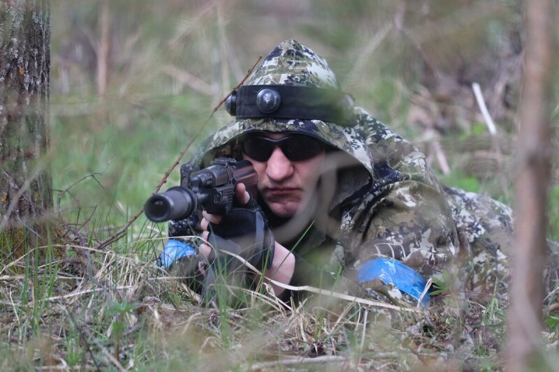 Игрок LASERWAR занимает позицию в засаде